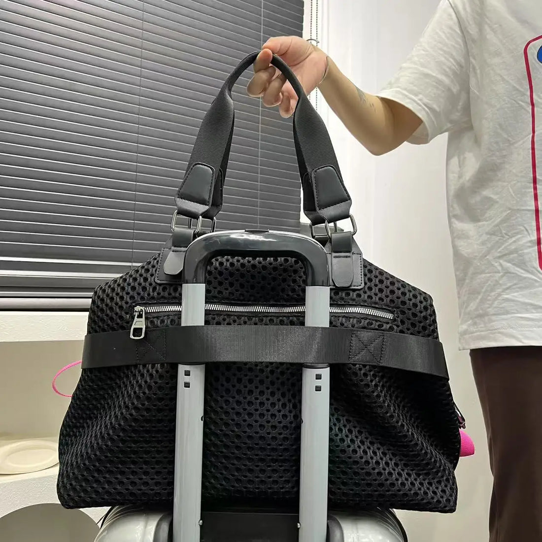 Fashionable retro mesh nylon travel tote bag with large capacity, casual personality, simple single shoulder handbag