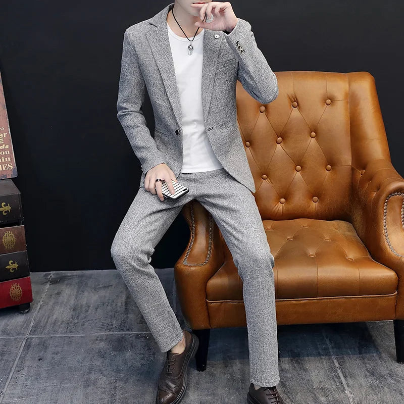 The groom's wedding suit set features a high-end, casual, and fitted Korean-style small suit, engagement dress, and a cool and s