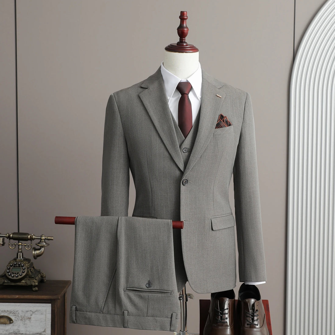 A stylish and cool striped casual business three-piece suit set for the autumn of 2025, a high-quality wedding suit