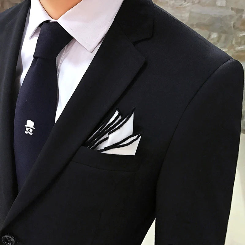 A two-piece solid-color men's suit set for the groom's wedding best man is fashionable, cool, versatile and trendy for business