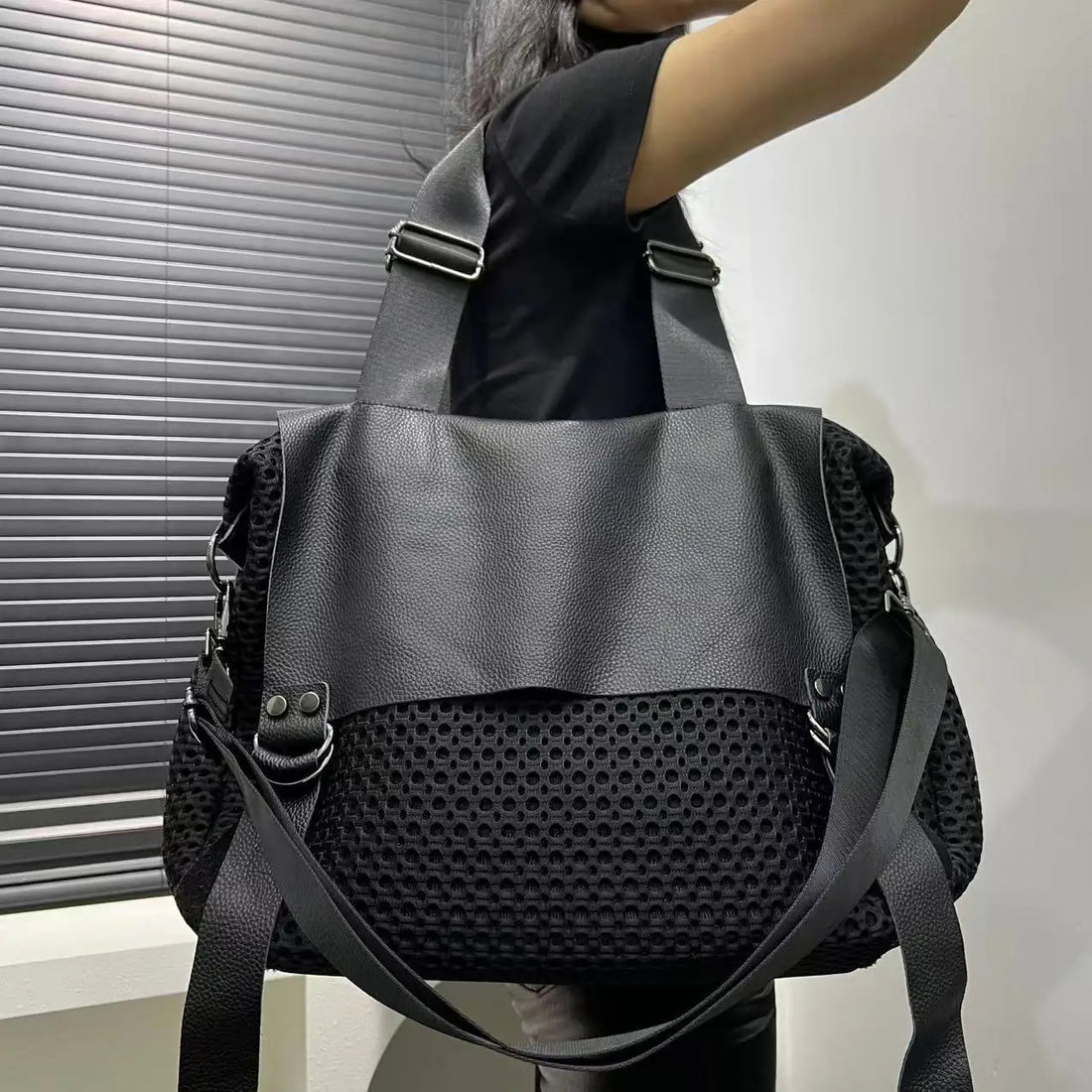Ladies' fashionable retro mesh tote bag with large capacity and personalized splicing, single shoulder diagonal cross bag