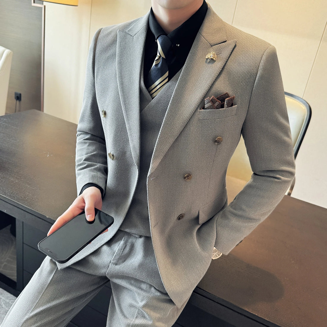 The men's three-piece wedding dress set for the autumn and winter of 2025 is a fashionable, trendy and stylish double-breasted m