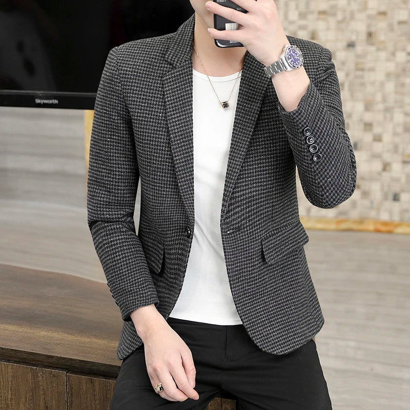 The new men's casual suit jacket for spring and autumn, a slim and stylish Korean-style checkered small suit for students, is ve