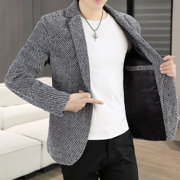 The new autumn and winter suits for men are fashionable and stylish, with a slim-fit small suit for young people and a single