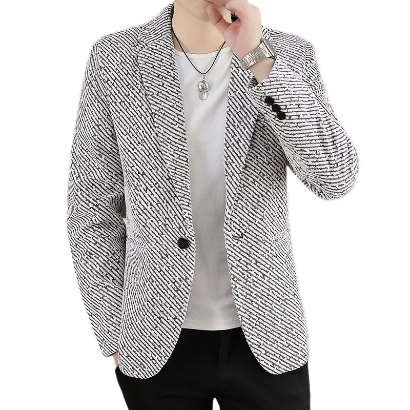 The new autumn and winter suits for men are fashionable and stylish, with a slim-fit small suit for young people and a single