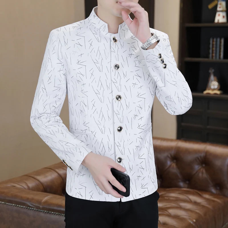 The groom in the new-style Zhongshan suit is cool and stylish, with a slender Chinese stand-up collar for the wedding. He wears