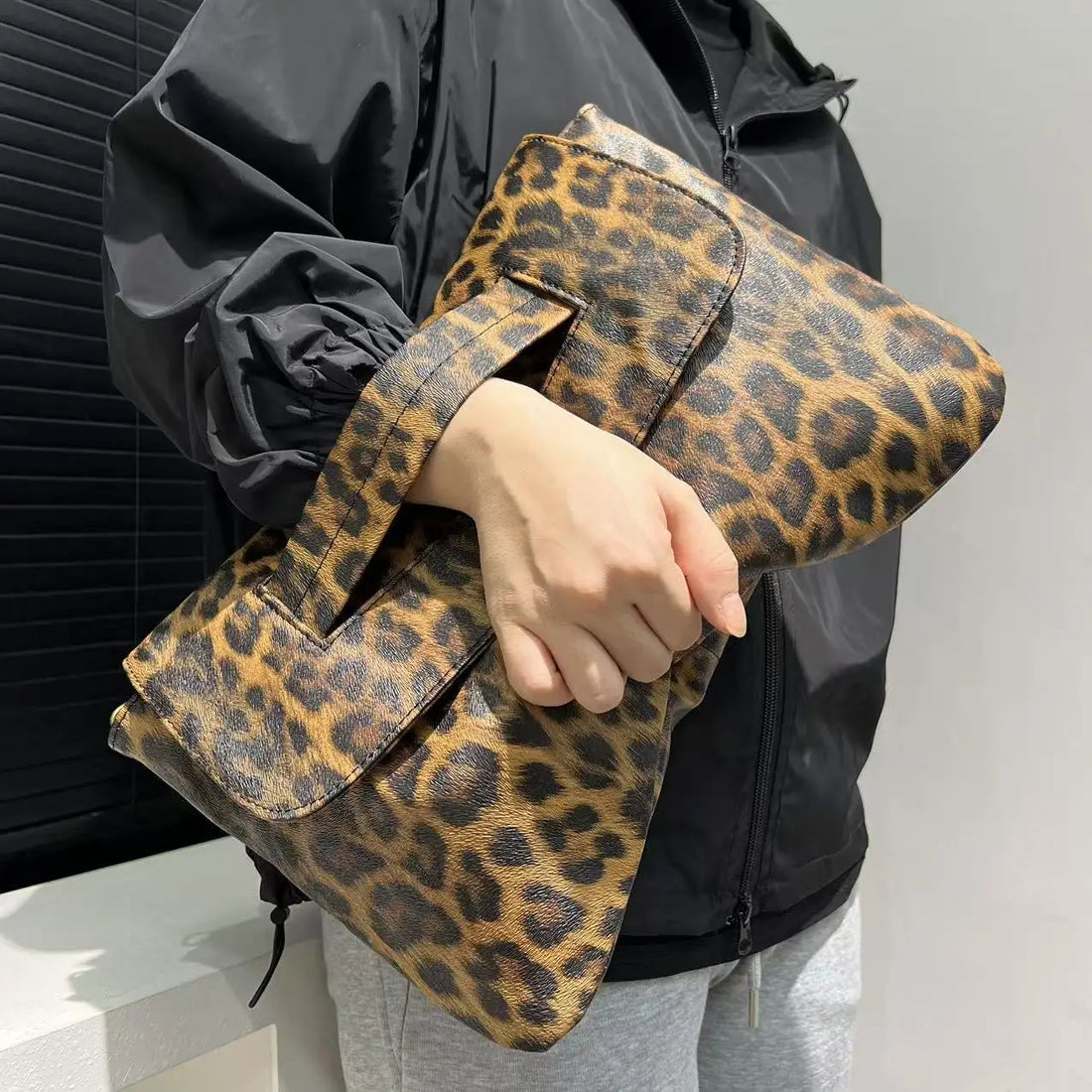 Ladies' fashionable retro leopard print handbag, personalized high-capacity set, official document shoulder bag