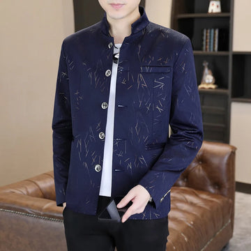 The groom in the new-style Zhongshan suit is cool and stylish, with a slender Chinese stand-up collar for the wedding. He wears