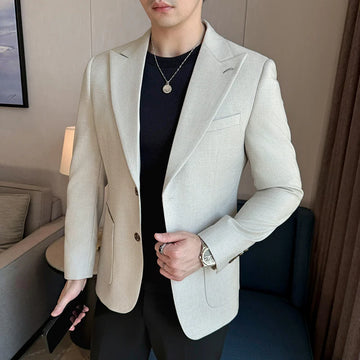 A casual, form-fitting suit with a peak lapel and a two-button round patch pocket for young business people